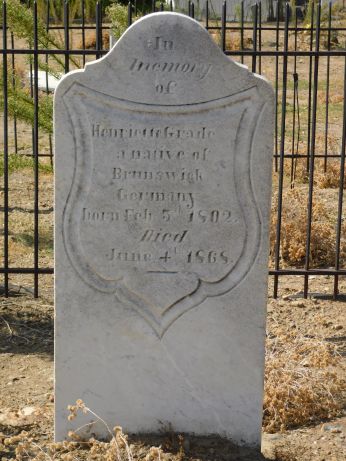 [Picture of Henriette Grade grave]